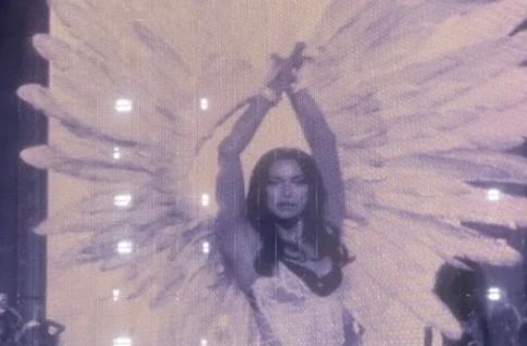 Ирина Шейк вышла на подиум в шоу Victoria's Secret в чёрно-белом кружеве