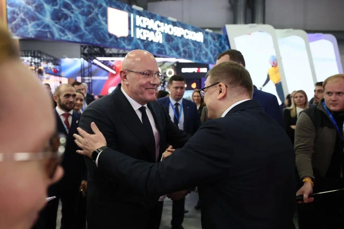 Алексей Текслер презентовал стенд Челябинской области вице-премьеру Дмитрию Чернышенко Алексей Текслер презентовал стенд Челябинской области вице-премьеру Дмитрию Чернышенко
