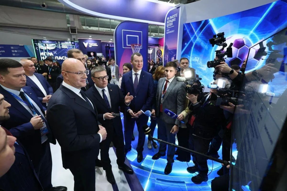 Алексей Текслер презентовал стенд Челябинской области вице-премьеру Дмитрию Чернышенко Алексей Текслер презентовал стенд Челябинской области вице-премьеру Дмитрию Чернышенко