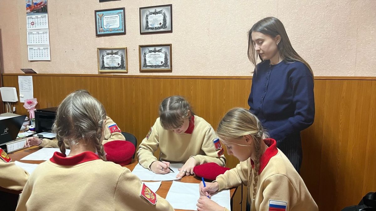 В Челябинской области для юнармейцев провели мастер-класс по изготовлению браслета выживания и сухого армейского душа В Челябинской области для юнармейцев провели мастер-класс по изготовлению браслета выживания и сухого армейского душа