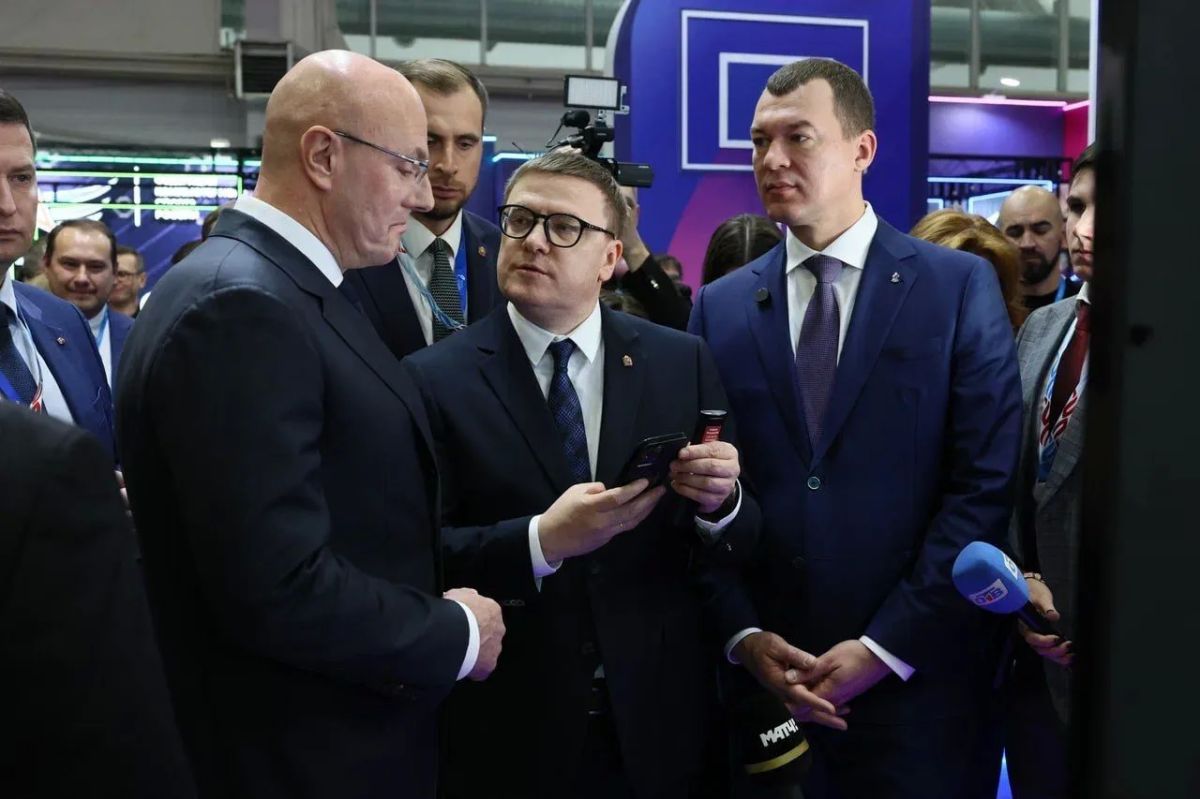 Алексей Текслер презентовал стенд Челябинской области вице-премьеру Дмитрию Чернышенко Алексей Текслер презентовал стенд Челябинской области вице-премьеру Дмитрию Чернышенко