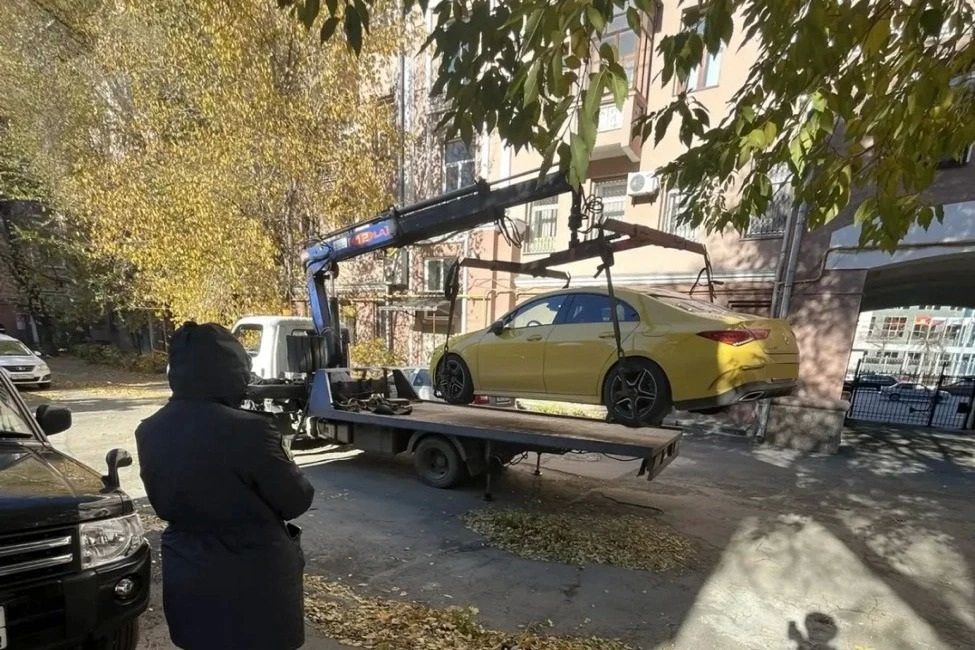 В Челябинске судебные приставы эвакуировали Mercedes-Benz женщины, которая задолжала государству 270 тысяч рублей