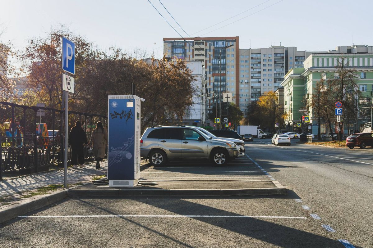Места есть? Полно! В Челябинске заработали платные парковки для автомобилей Места есть? Полно! В Челябинске заработали платные парковки для автомобилей