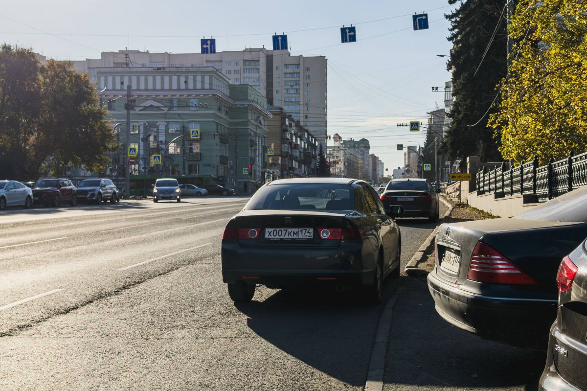 Места есть? Полно! В Челябинске заработали платные парковки для автомобилей Места есть? Полно! В Челябинске заработали платные парковки для автомобилей