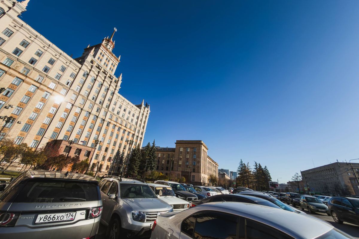 Места есть? Полно! В Челябинске заработали платные парковки для автомобилей Места есть? Полно! В Челябинске заработали платные парковки для автомобилей