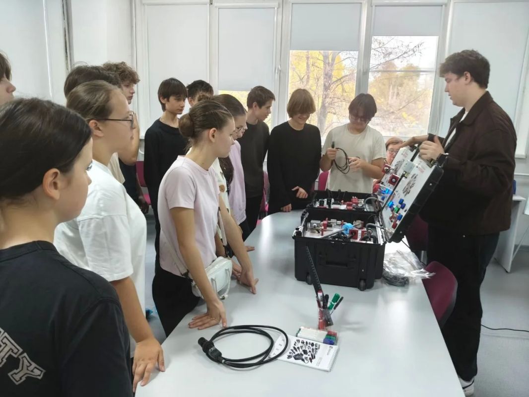 Челябинские школьники познакомились с производством датчиков на заводе СКБ «Индукция» Челябинские школьники познакомились с производством датчиков на заводе СКБ «Индукция»