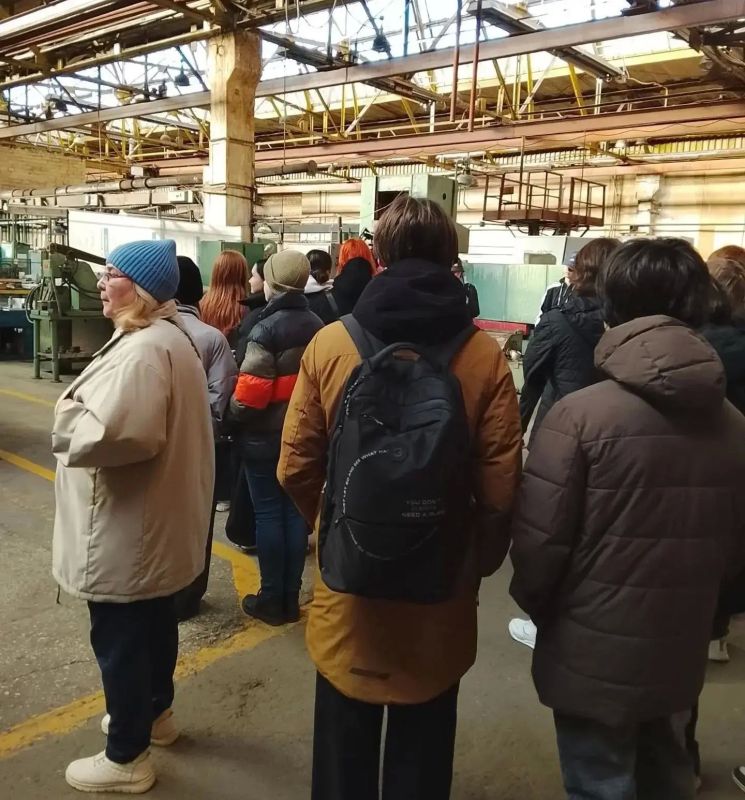 Будущие инженеры и операторы ЧПУ: школьники Челябинска познакомились с современным производством на ЧТЗ-УРАЛТРАК