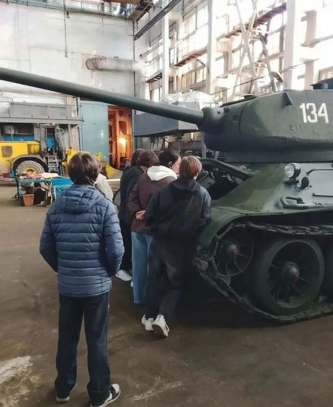 Будущие инженеры и операторы ЧПУ: школьники Челябинска познакомились с современным производством на ЧТЗ-УРАЛТРАК Будущие инженеры и операторы ЧПУ: школьники Челябинска познакомились с современным производством на ЧТЗ-УРАЛТРАК