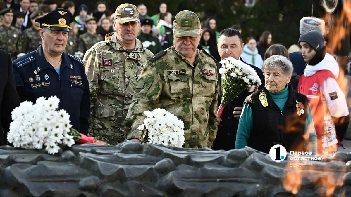 В Челябинске у Вечного огня почтили память солдат и поддержали акцию «Огни Победы» В Челябинске у Вечного огня почтили память солдат и поддержали акцию «Огни Победы»