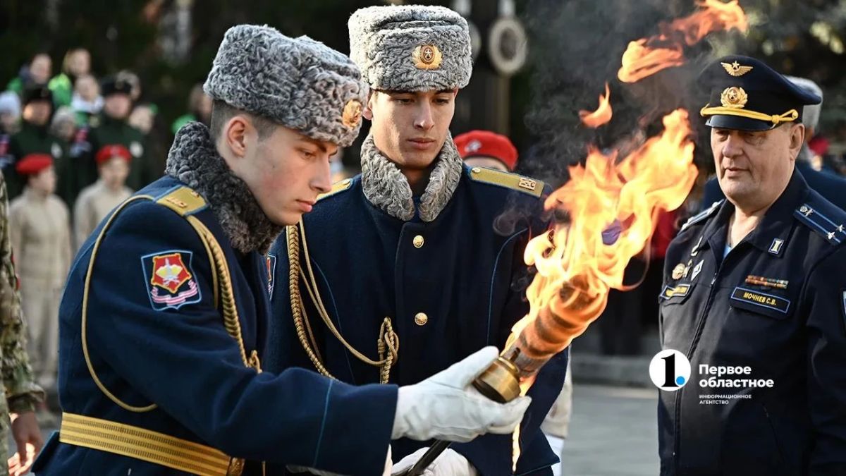 В Челябинске у Вечного огня почтили память солдат и поддержали акцию «Огни Победы» В Челябинске у Вечного огня почтили память солдат и поддержали акцию «Огни Победы»