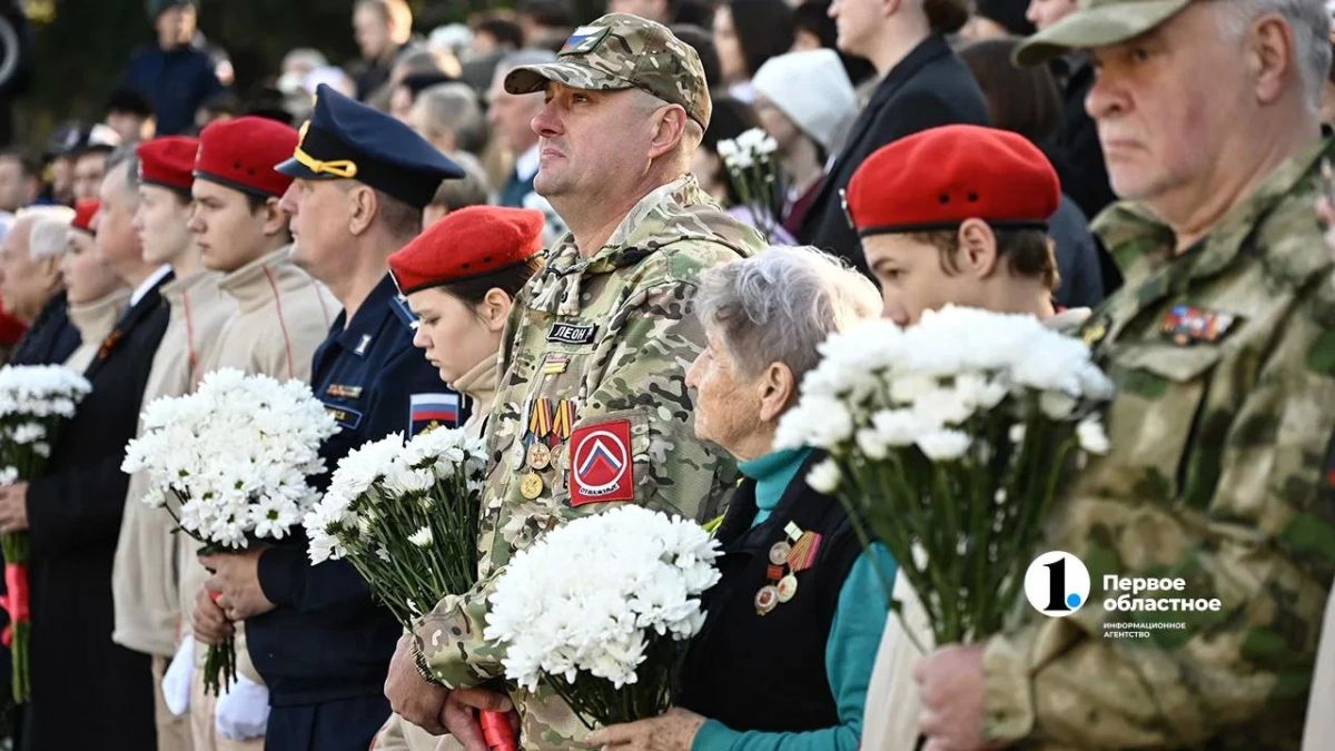В Челябинске у Вечного огня почтили память солдат и поддержали акцию «Огни Победы» В Челябинске у Вечного огня почтили память солдат и поддержали акцию «Огни Победы»