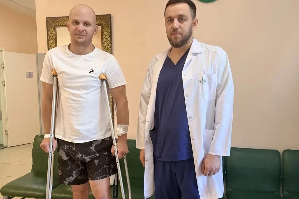 Перенес 20 операций, но не ходил без костылей: после страшной аварии на мотоцикле мужчина два года лечил перелом, а его нога стала короче