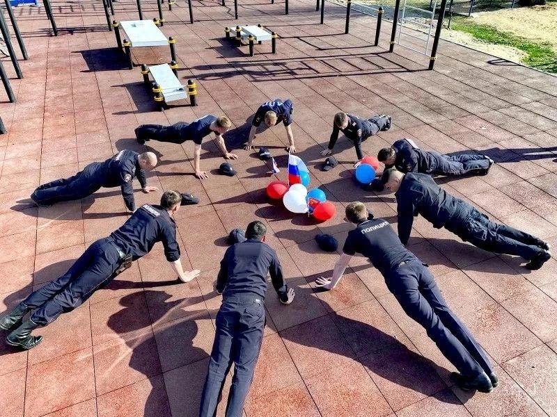 Полицейские всех регионов России присоединились к флешмобу #ОдноЦелое, который приурочен ко Дню народного единства