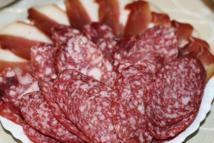 Как выбрать настоящую колбасу, чтобы она была вкусной и натуральной: продавцы об этом не расскажут