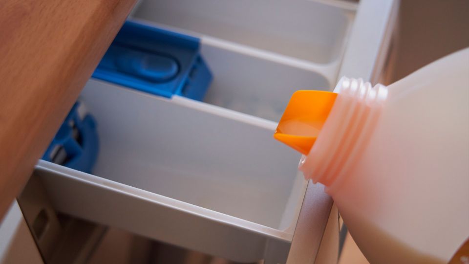 Этот «бабушкин» отбеливатель угробит стиральную машину: ноль пользы, одни мучения