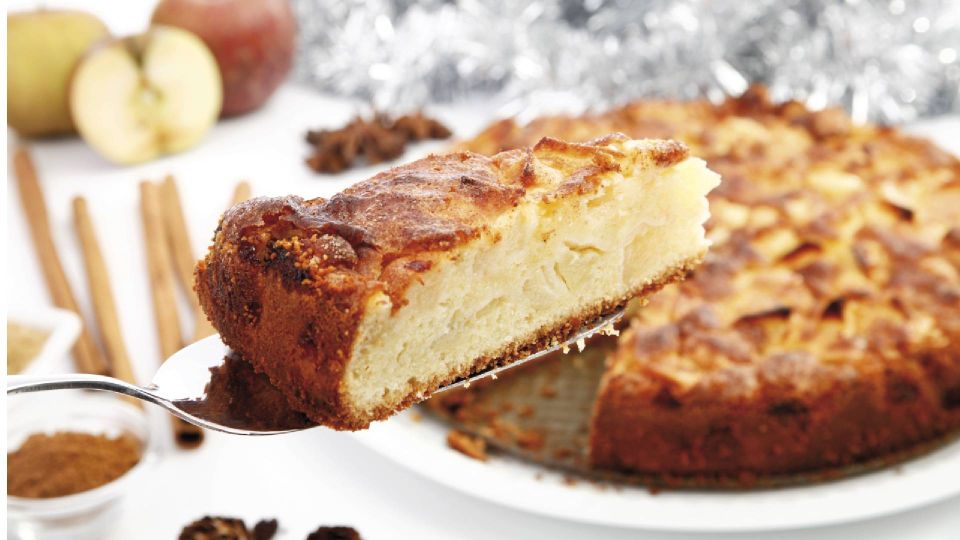 Ароматный пирог к чаю приготовите за полчаса: внутри нежная яблочная начинка