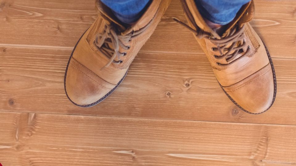 Скрипучий пол замолчит сразу: решить проблему поможет одно детское средство