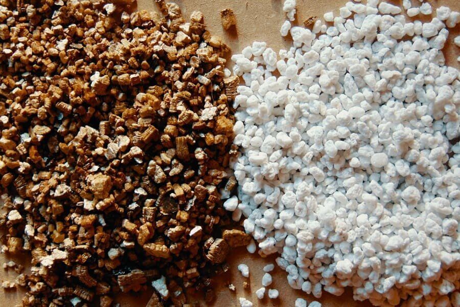 Перлит и вермикулит: что выбрать для вашего сада?