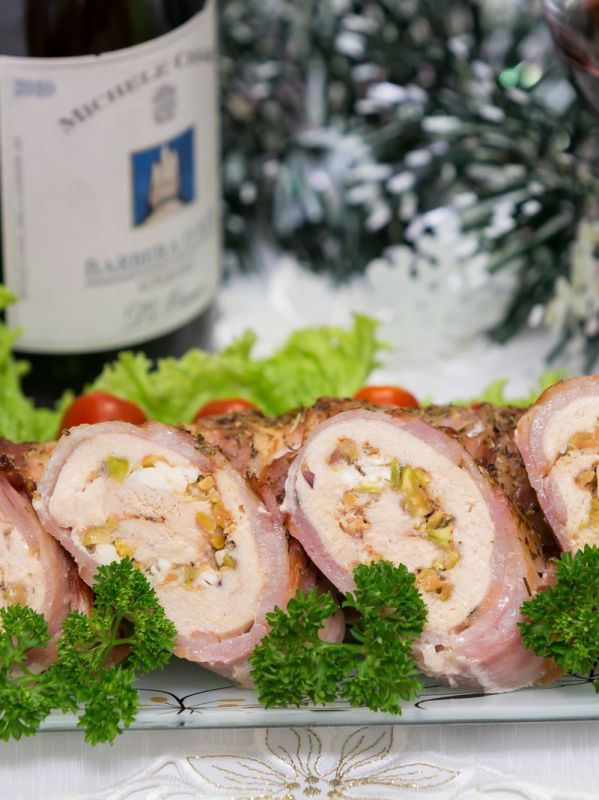 Куриные рулетики с фетой и фисташками: идеальная закуска для праздника
