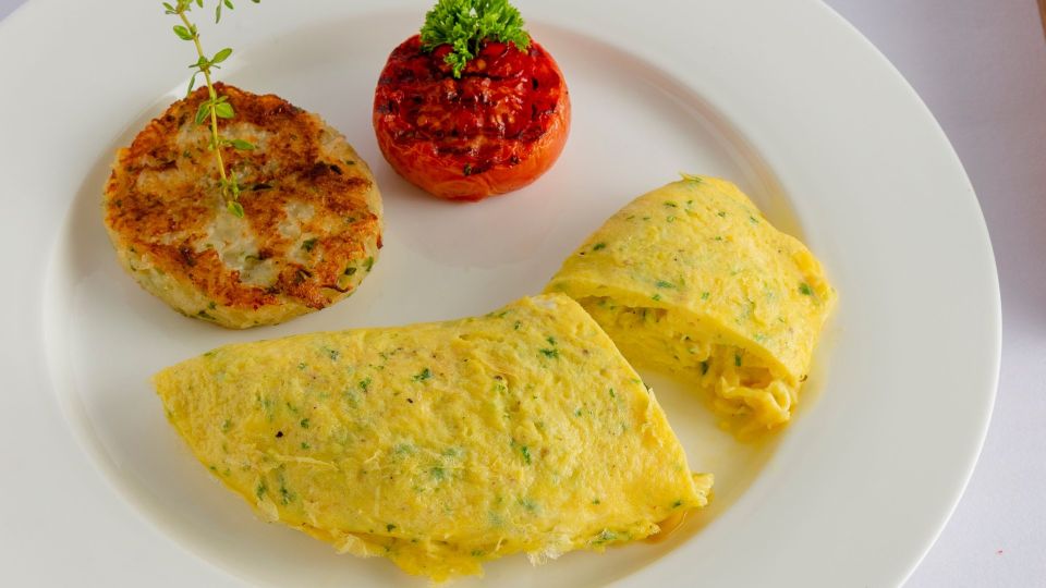 Омлет будет воздушным, как в детском саду: нужно лишь добавить один продукт в молоко