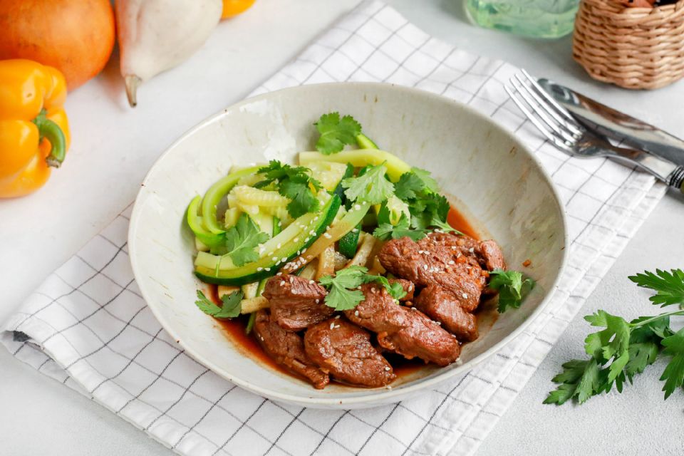 Говядина «Яла» с лапшой из цукини: незабываемый вкус на вашей кухне