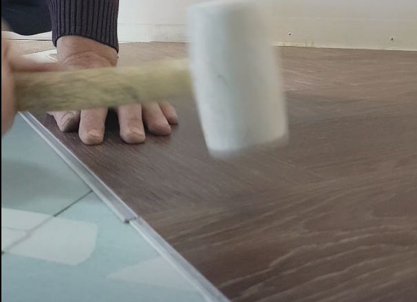 Невидимые угрозы: Как размещение тяжелой мебели влияет на полы из кварцвинила и ламината