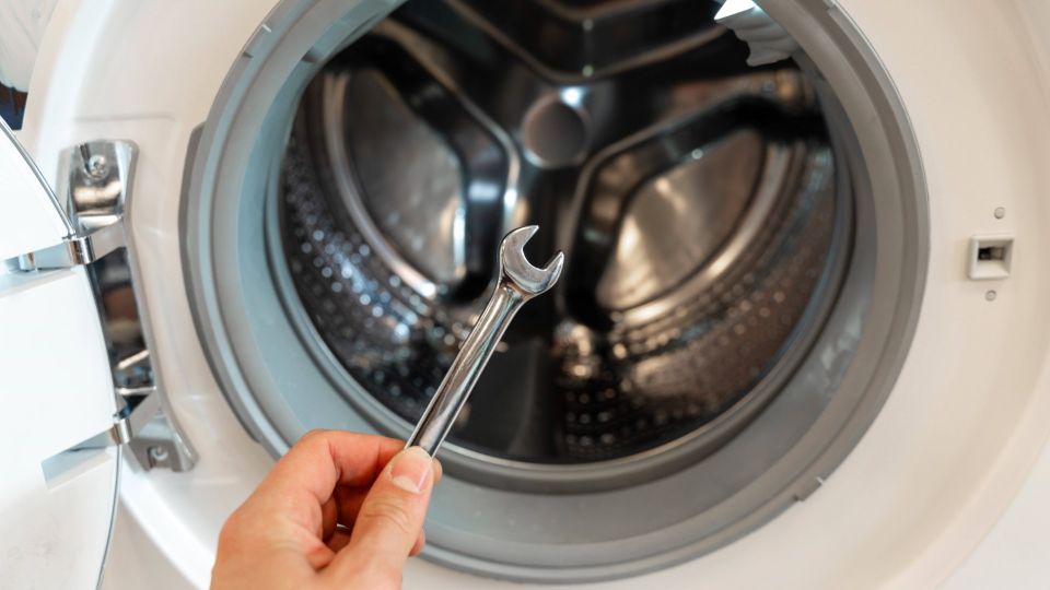 Мастера по ремонту уже устали повторять: такие вещи в машинке лучше не стирать