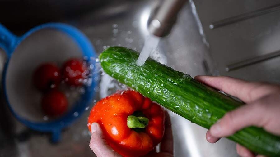Как правильно мыть овощи и фрукты: советы эксперта