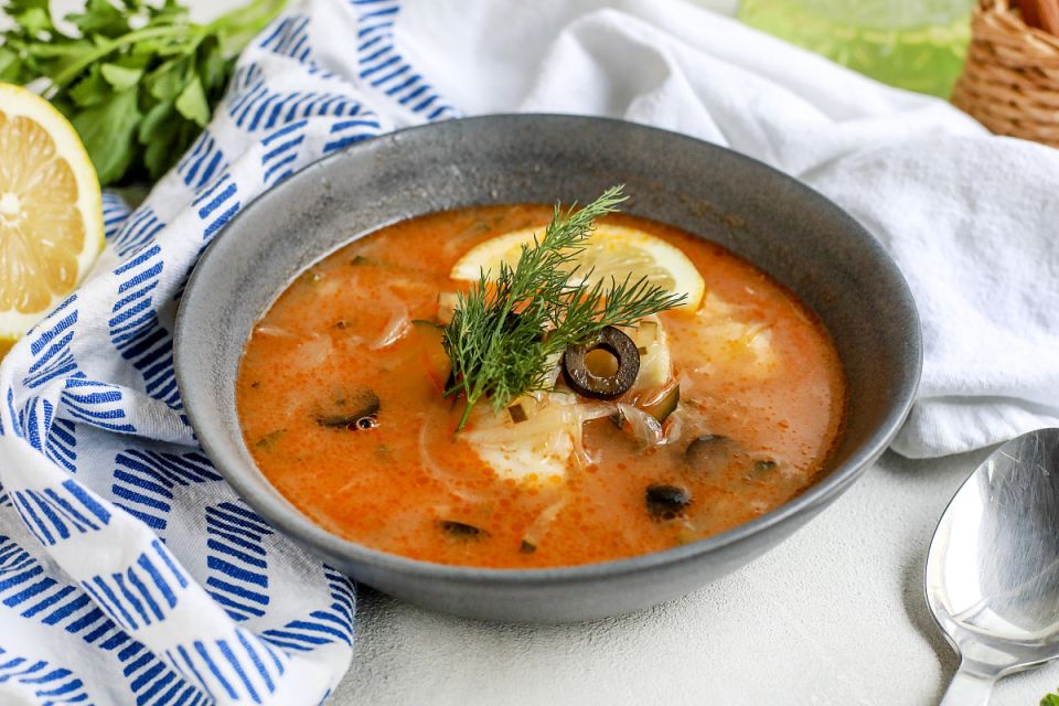 Узнаваемый аромат морей: солянка с белой рыбой и морскими нотами