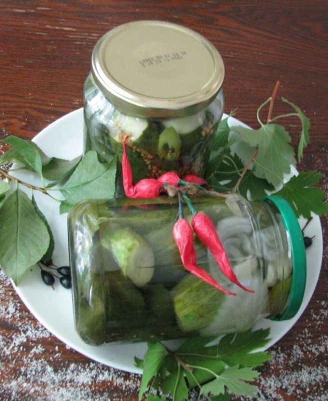 Маринованные огурцы с луком и горчицей