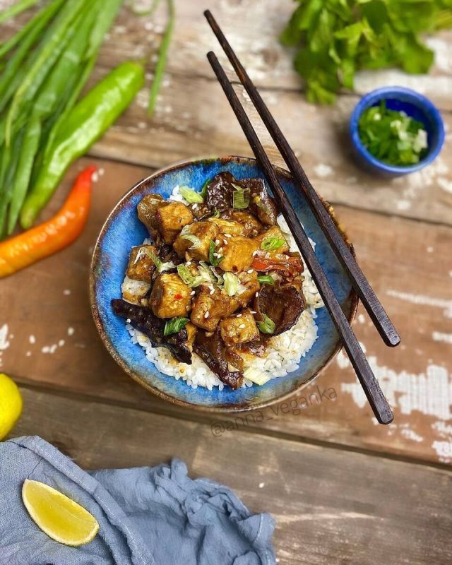 Тофу в остром чесночном соусе: веганский рецепт с древесными грибами
