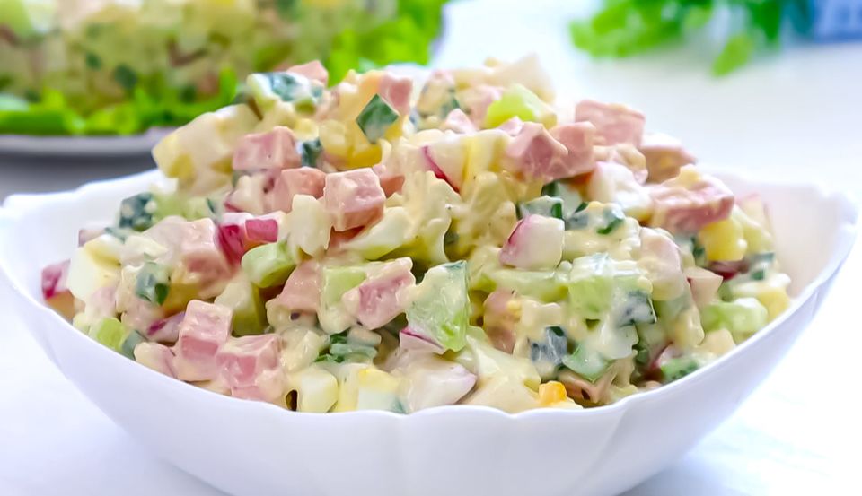Как сделать идеальный салат Оливье с ветчиной для праздника