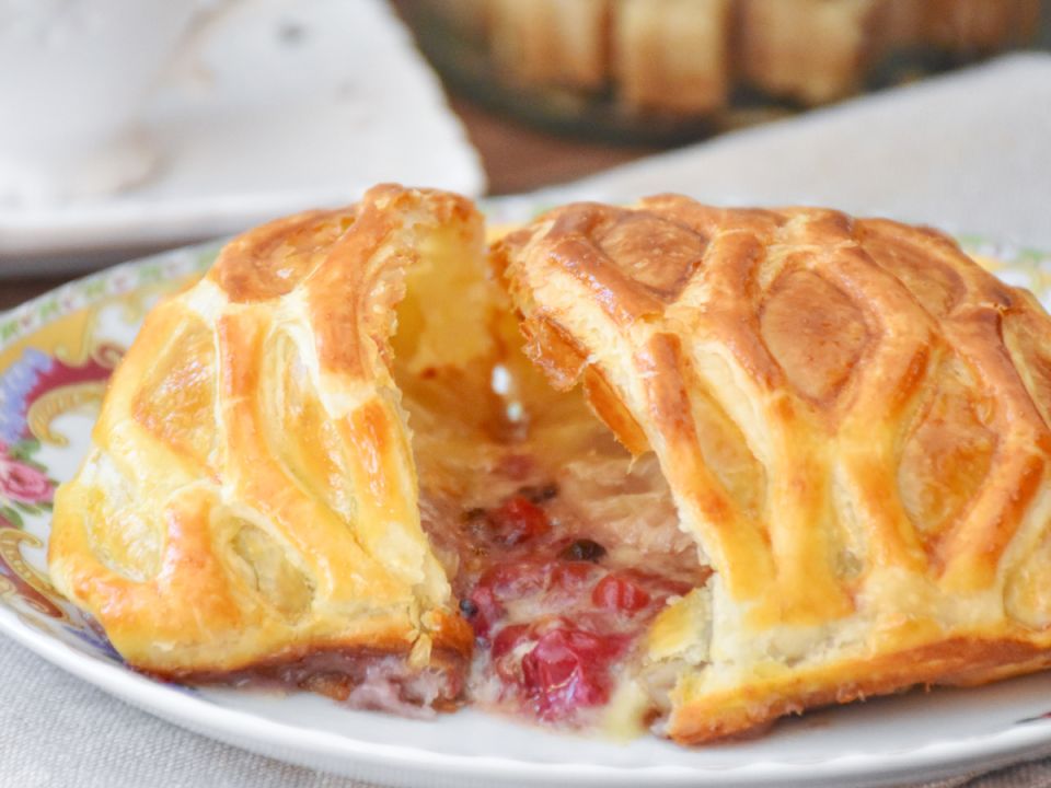 Слоёные кармашки с сыром и ягодами: быстрый и вкусный рецепт для любого случая